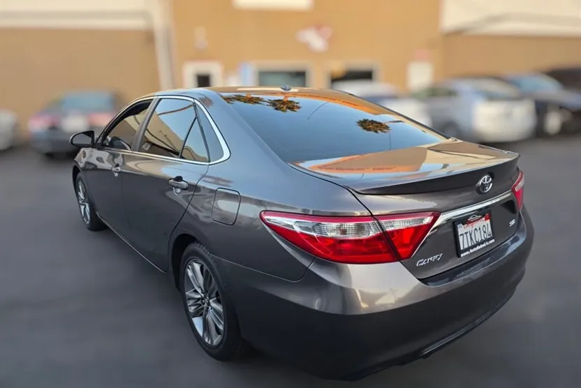 2016 Toyota Camry SE photo 1