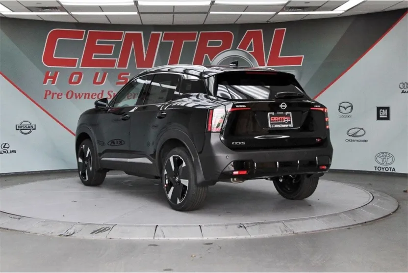 2025 Nissan Kicks SR photo 1