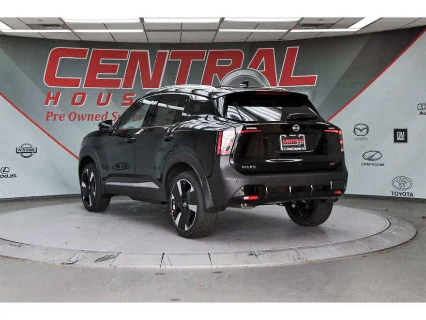 2025 Nissan Kicks SR photo 1