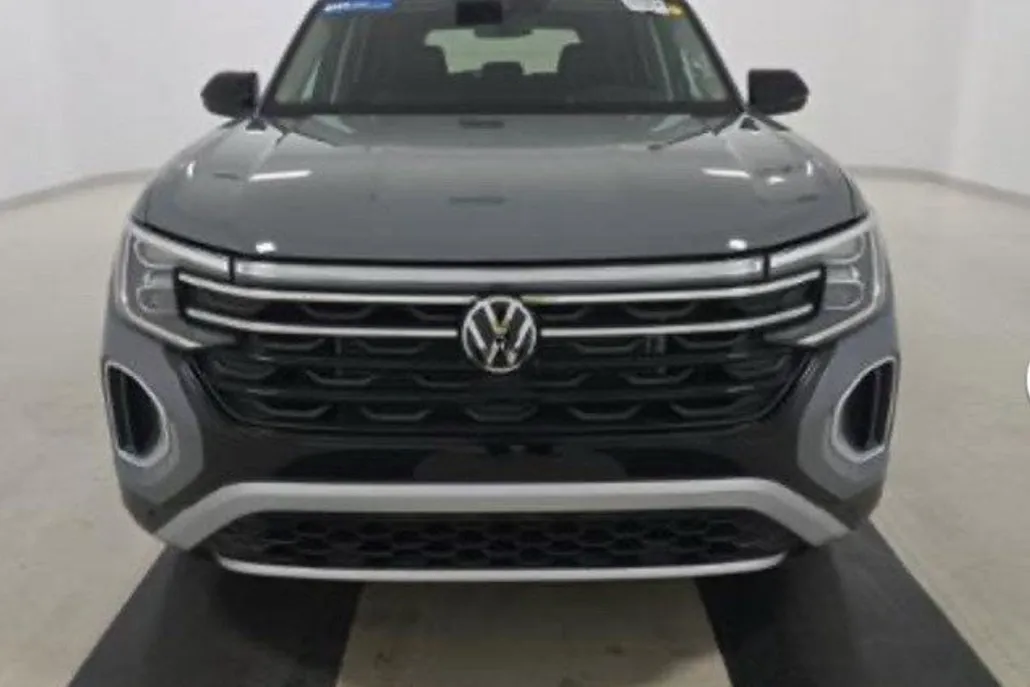 2024 Volkswagen Atlas Peak Edition SE Technology photo 1