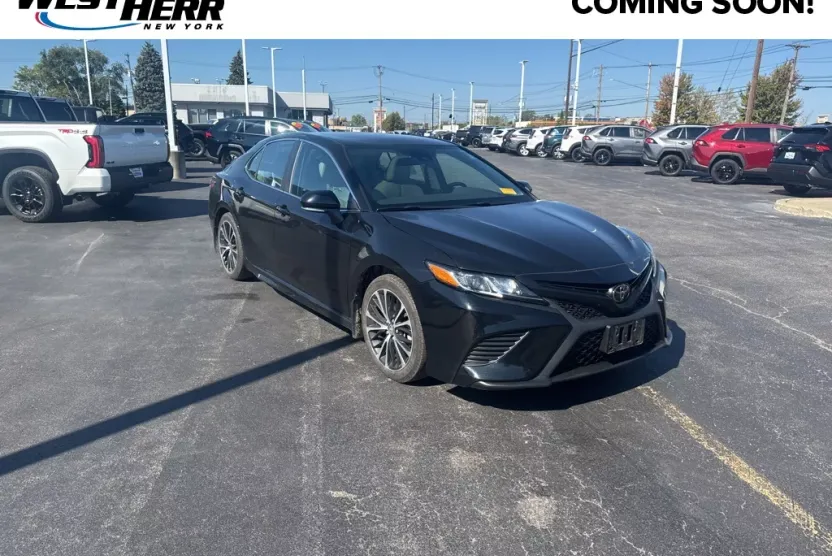 2020 Toyota Camry SE photo 1