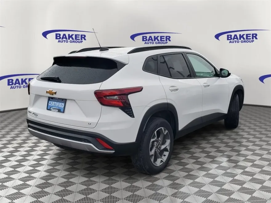 2024 Chevrolet Trax LT photo 1