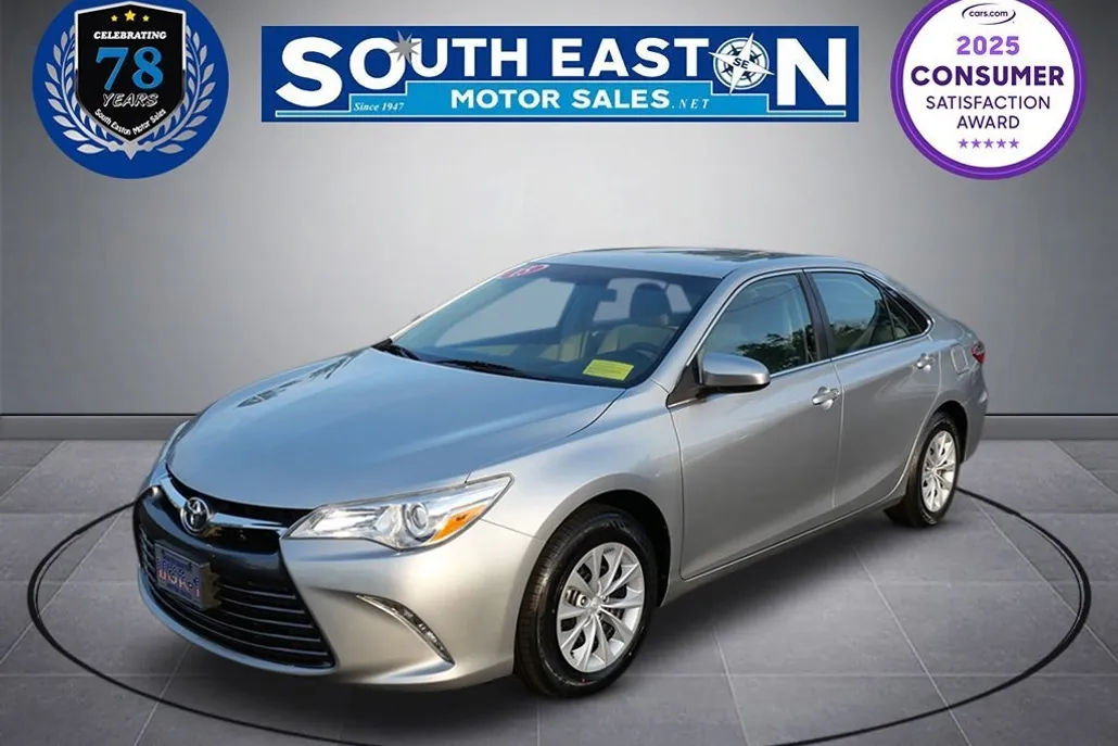 2015 Toyota Camry LE photo 1