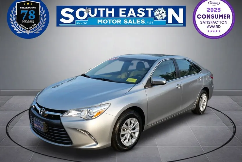 2015 Toyota Camry LE photo 1