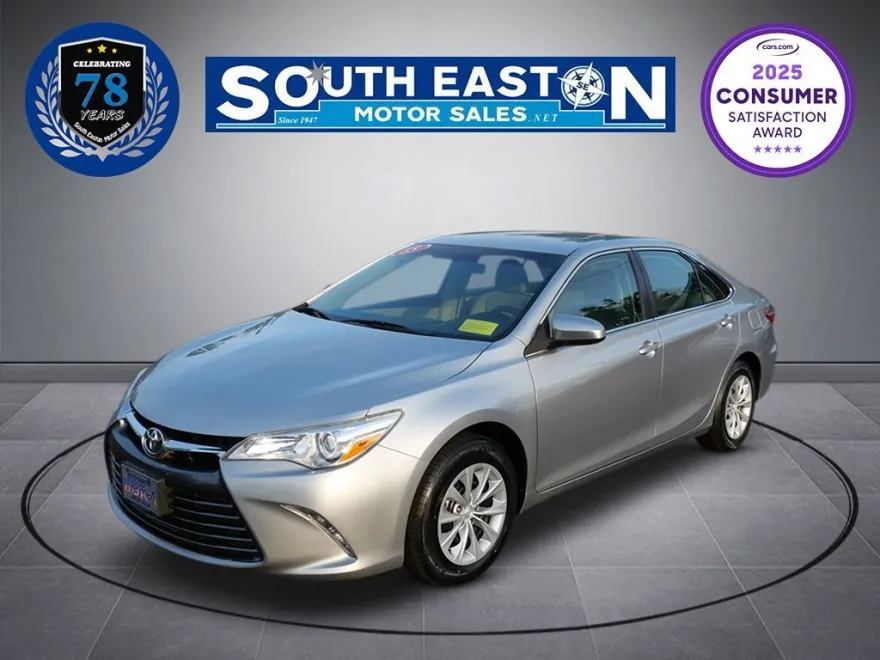 2015 Toyota Camry LE photo 1