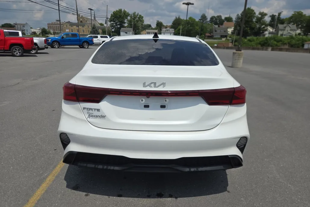 2023 Kia Forte LXS photo 1
