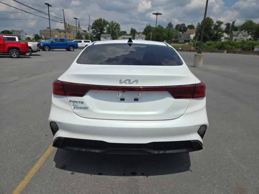 2023 Kia Forte LXS photo 1