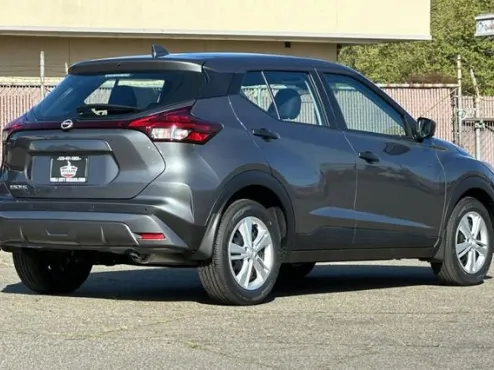 2025 Nissan Kicks Play S photo 4