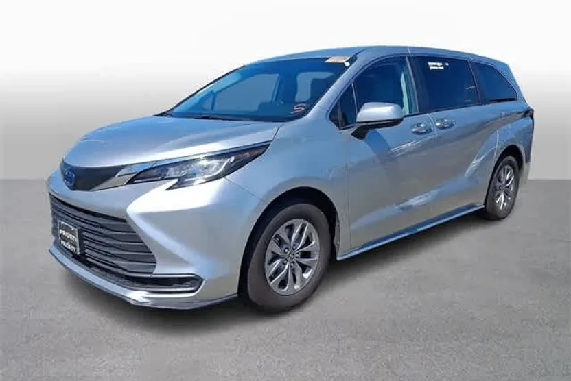 2023 Toyota Sienna LE photo 1