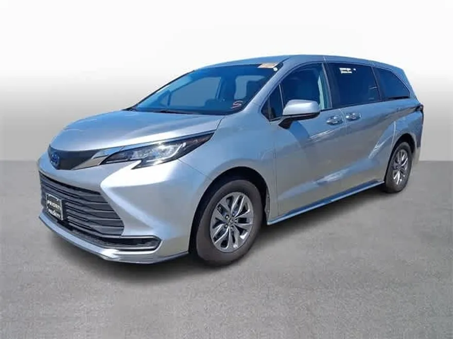 2023 Toyota Sienna LE photo 1