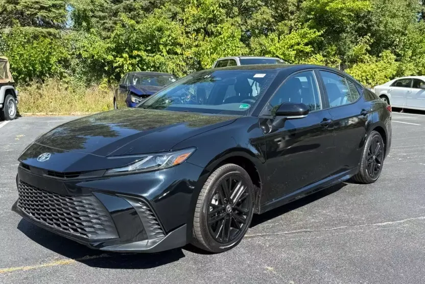 2025 Toyota Camry SE photo 1