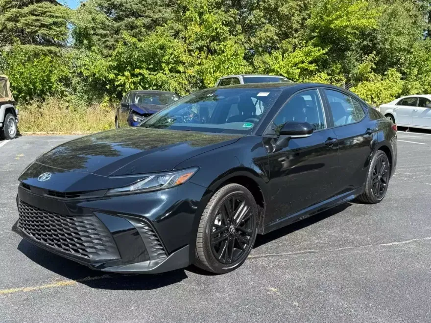 2025 Toyota Camry SE photo 1