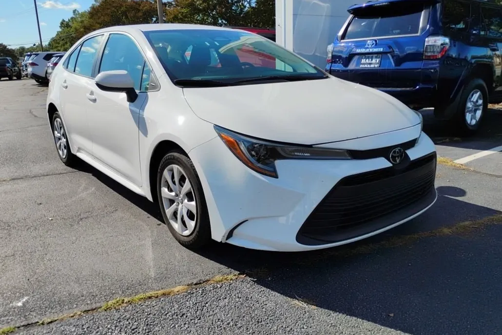 2024 Toyota Corolla LE photo 1