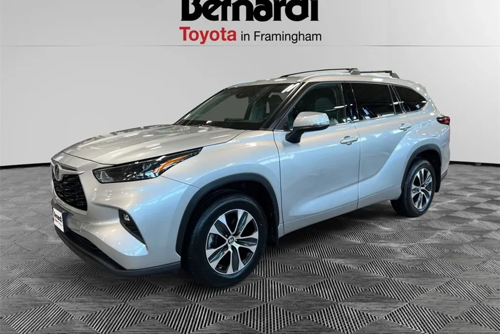 2022 Toyota Highlander XLE photo 1