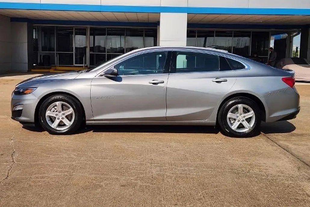 2024 Chevrolet Malibu photo 1