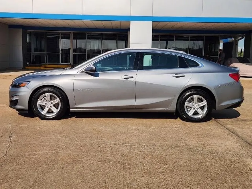 2024 Chevrolet Malibu photo 1