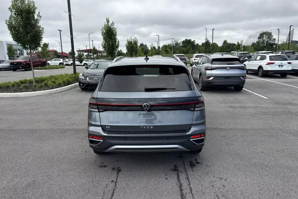 2025 Volkswagen Taos SE photo 1