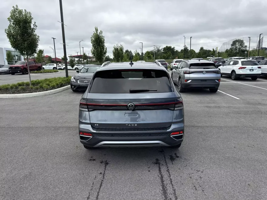 2025 Volkswagen Taos SE photo 1
