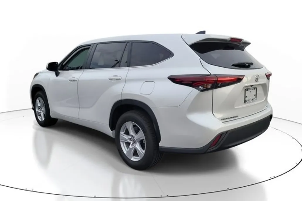 2024 Toyota Highlander LE photo 1