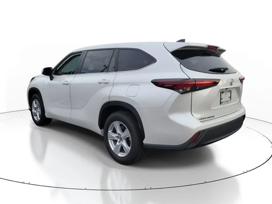 2024 Toyota Highlander LE photo 1