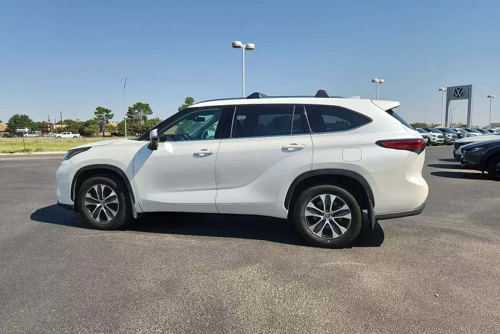 2021 Toyota Highlander XLE photo 1