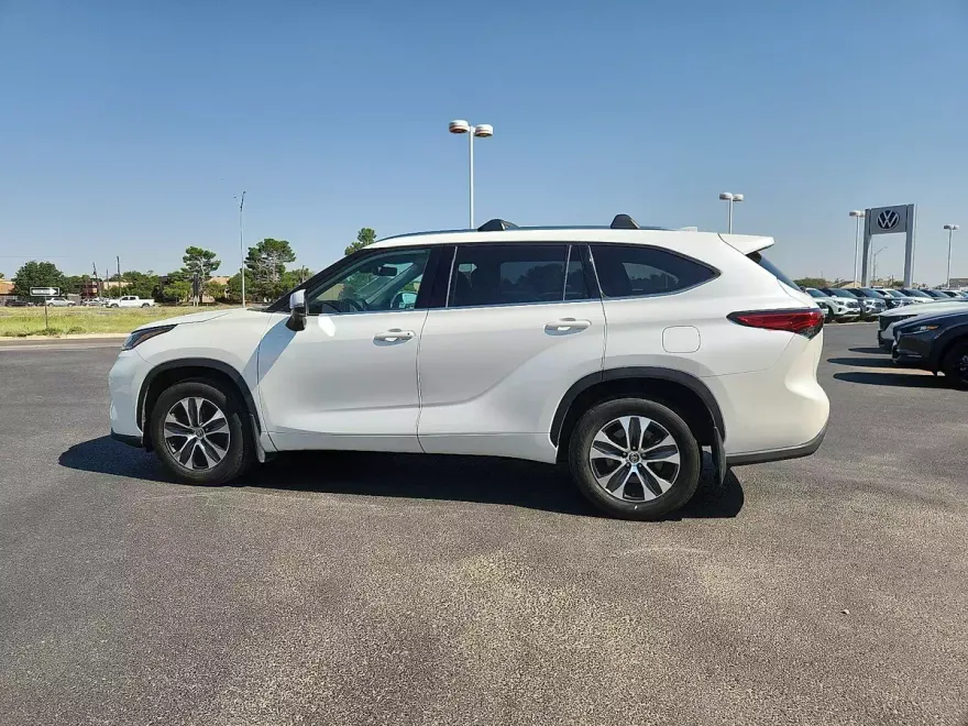 2021 Toyota Highlander XLE photo 1