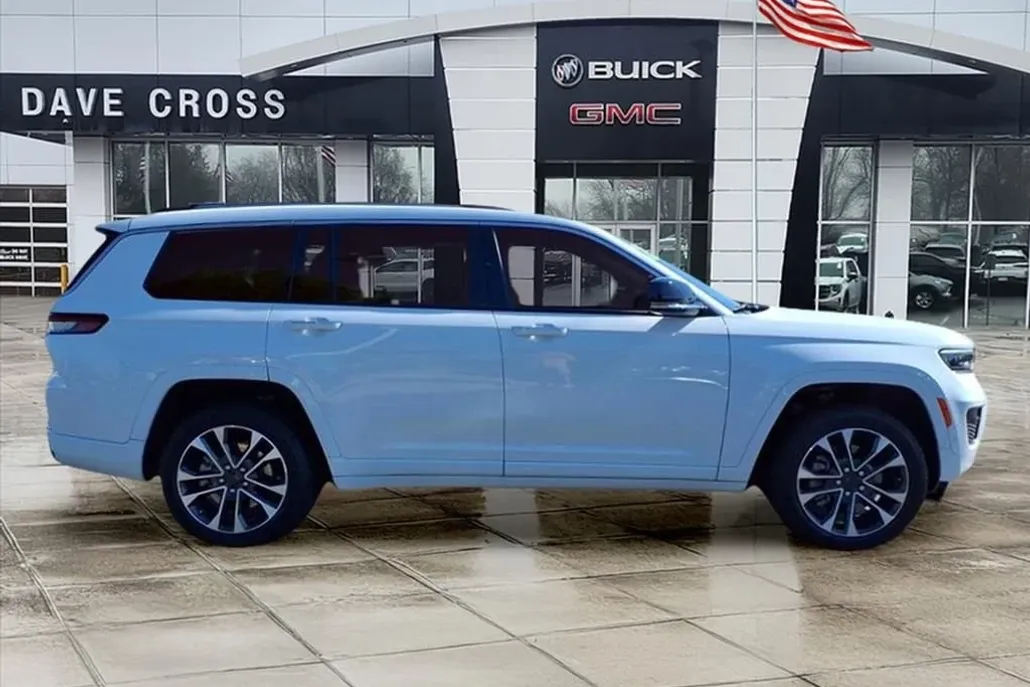 2023 Jeep Grand Cherokee Overland photo 1