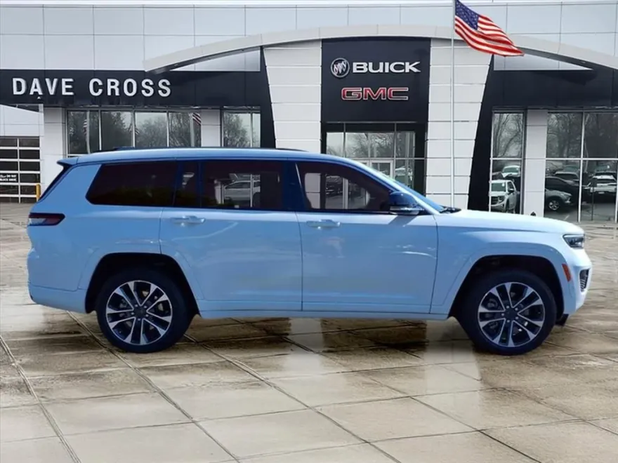 2023 Jeep Grand Cherokee Overland photo 1