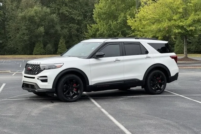 2023 Ford Explorer ST photo 1