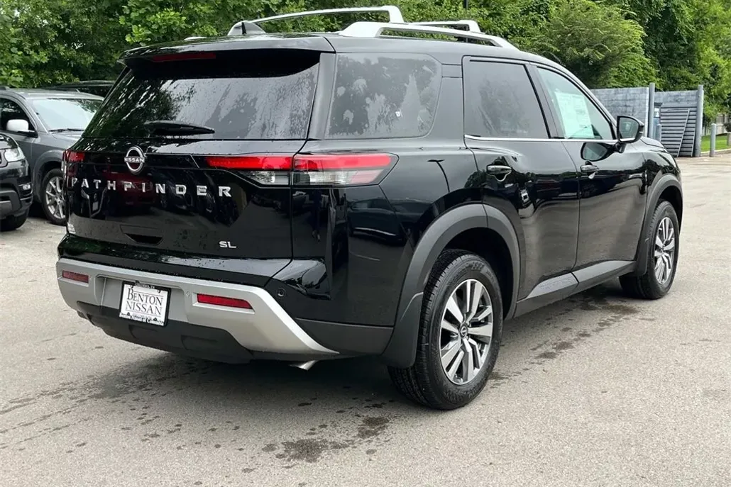 2025 Nissan Pathfinder SL photo 1