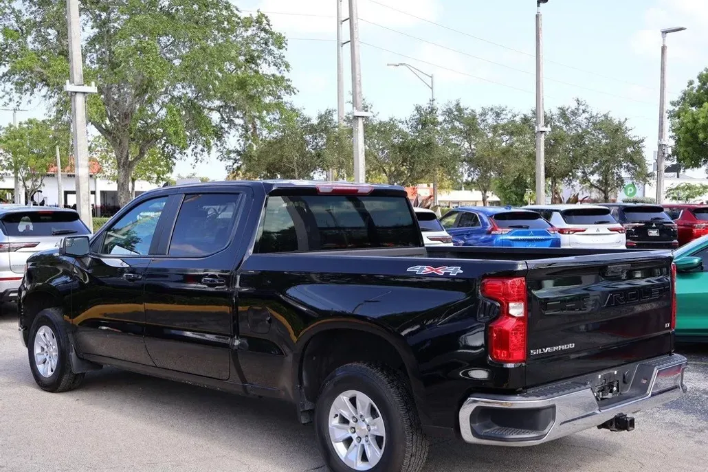 2023 Chevrolet Silverado 1500 LT photo 1