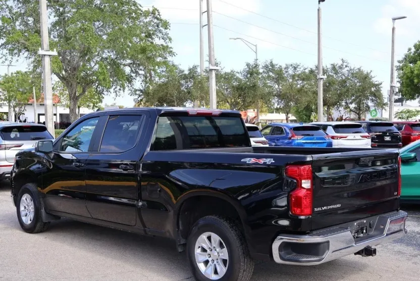 2023 Chevrolet Silverado 1500 LT photo 1