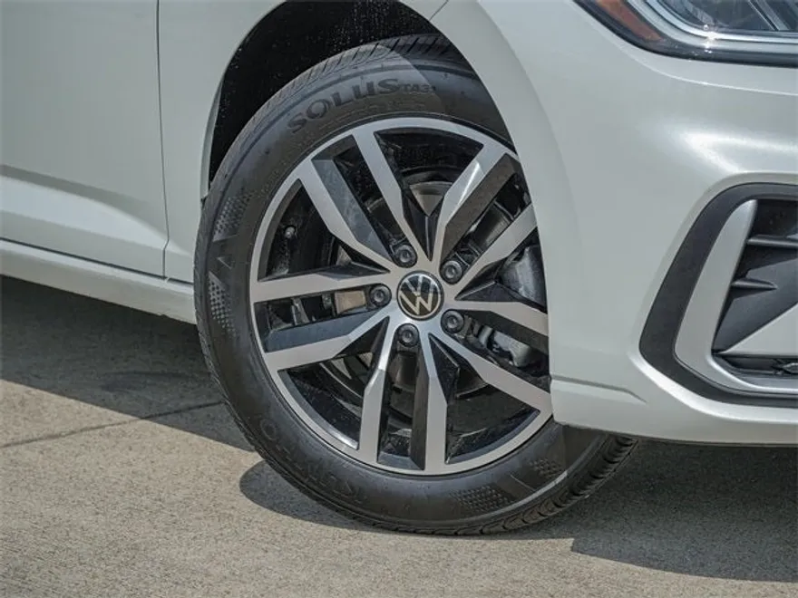 2025 Volkswagen Jetta 1.5T SE photo 2