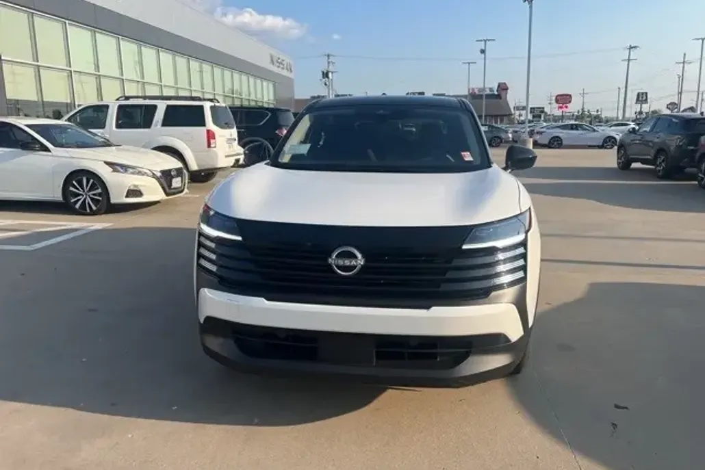 2025 Nissan Kicks SV photo 1