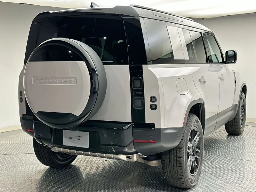 2026 Land Rover Defender 110 photo 1