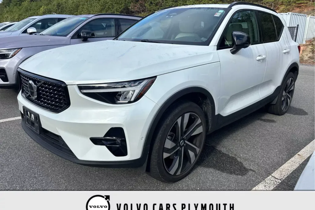 2024 Volvo XC40 Plus photo 1