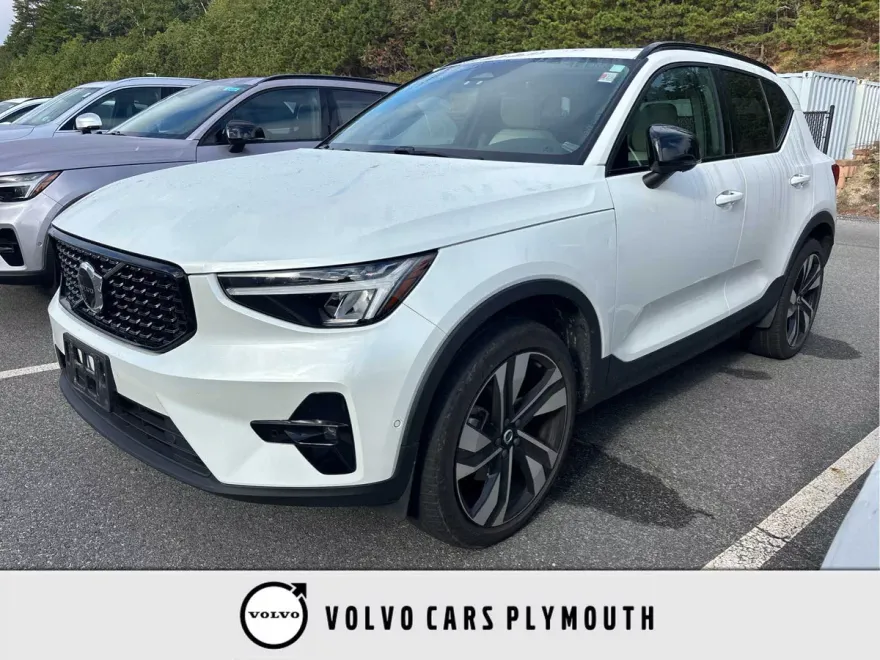 2024 Volvo XC40 Plus photo 1