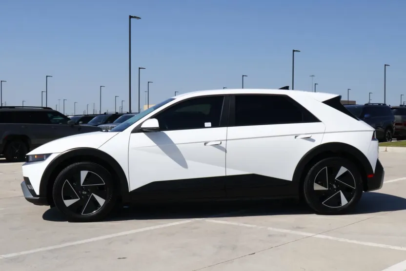 2025 Hyundai Ioniq 5 SE Standard Range photo 1
