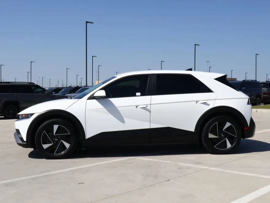 2025 Hyundai Ioniq 5 SE Standard Range photo 1