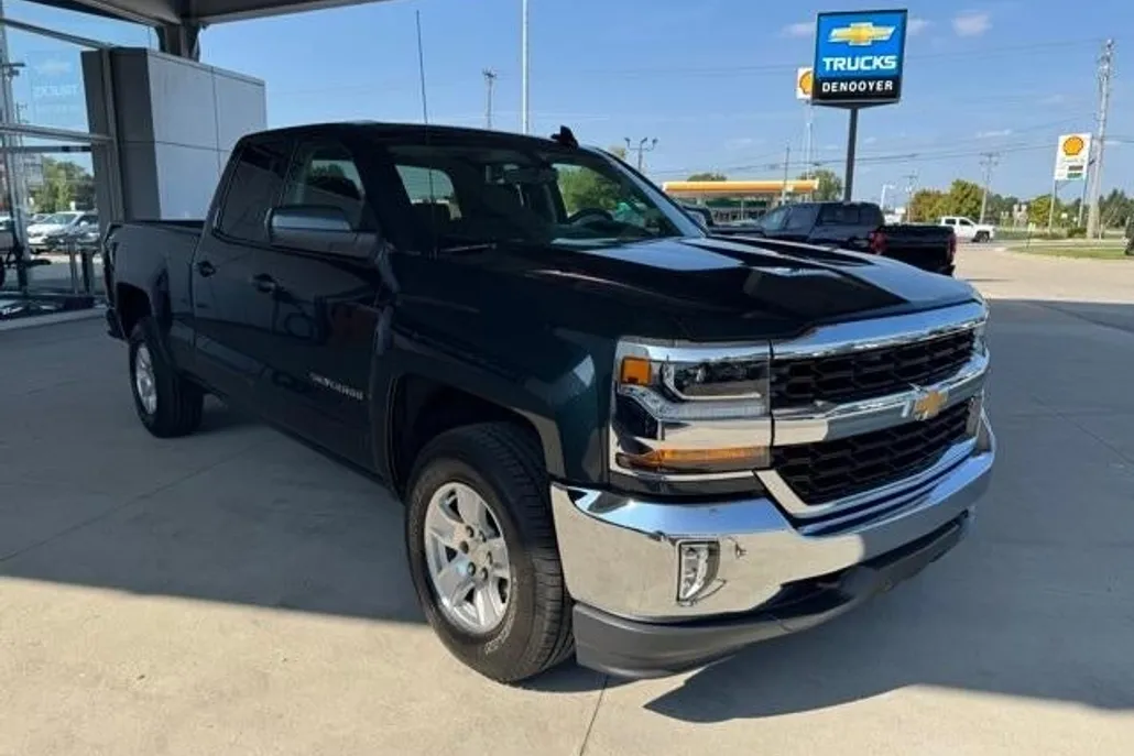 2017 Chevrolet Silverado 1500 LT photo 1