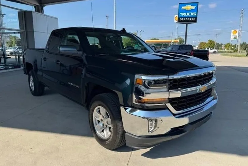 2017 Chevrolet Silverado 1500 LT photo 1