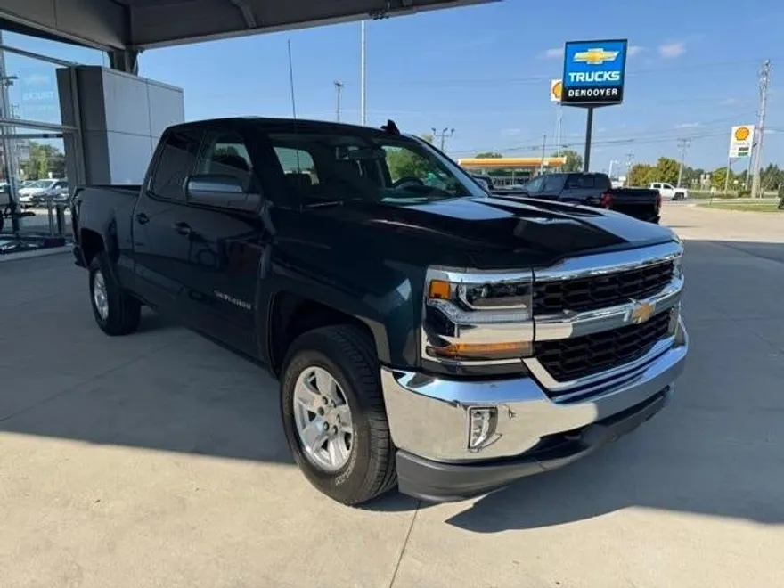 2017 Chevrolet Silverado 1500 LT photo 1