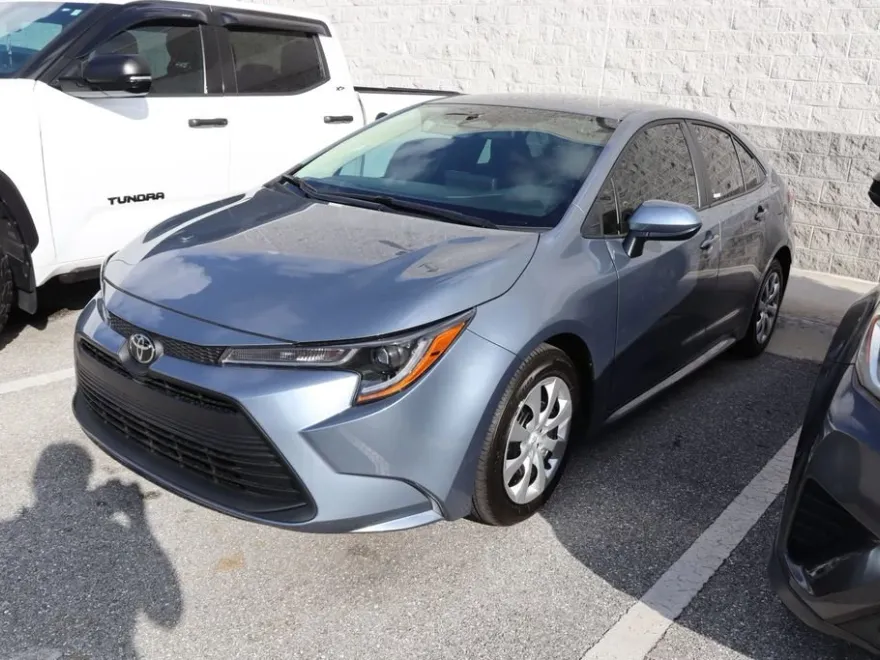 2025 Toyota Corolla LE photo 1