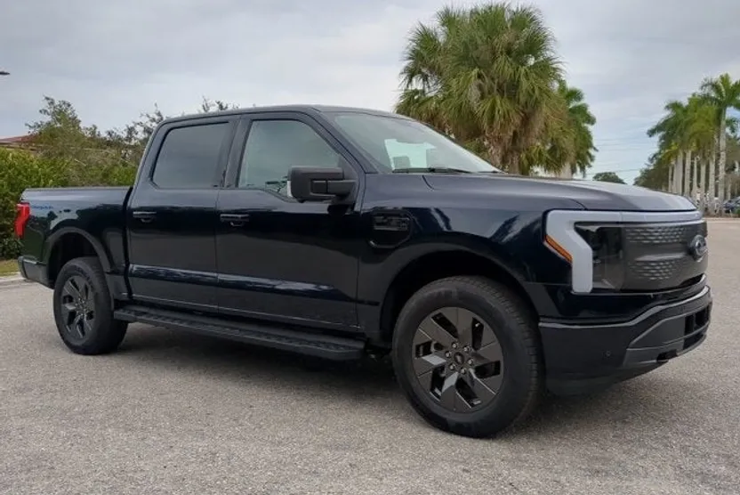 2023 Ford F-150 Lightning XLT photo 1