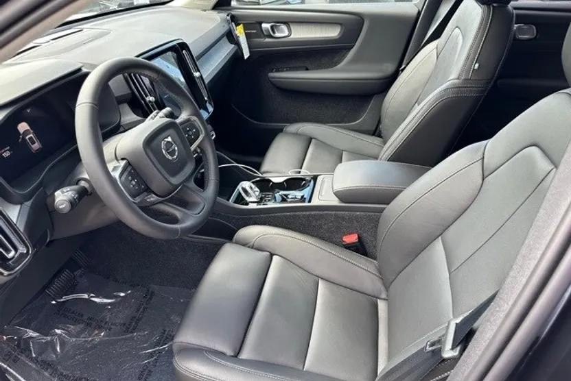 2025 Volvo XC40 photo 1