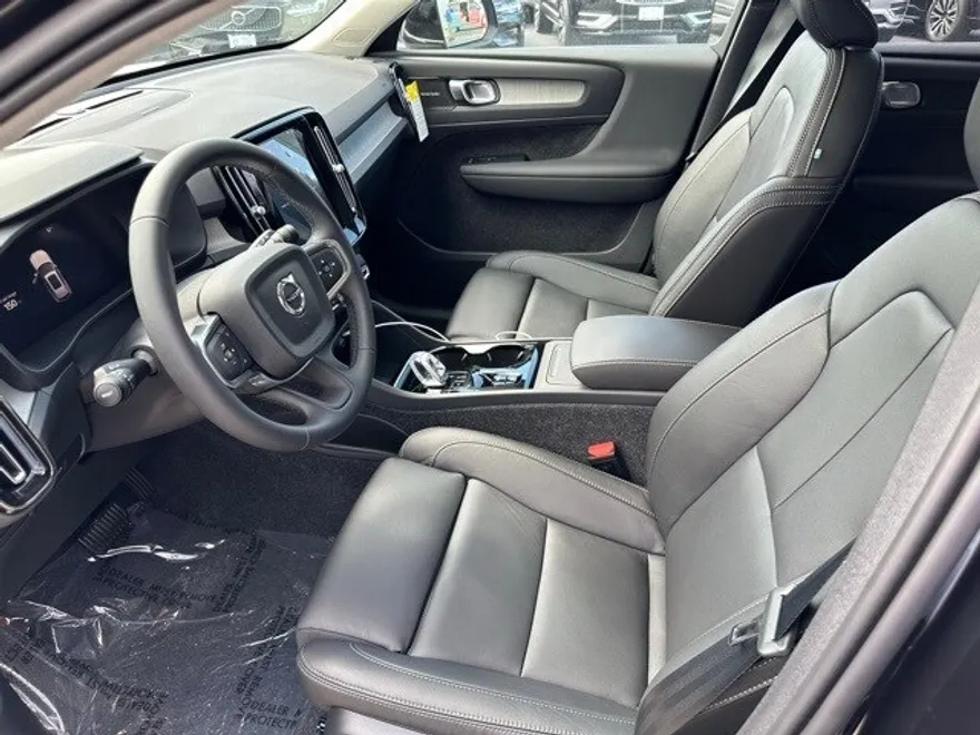2025 Volvo XC40 photo 1