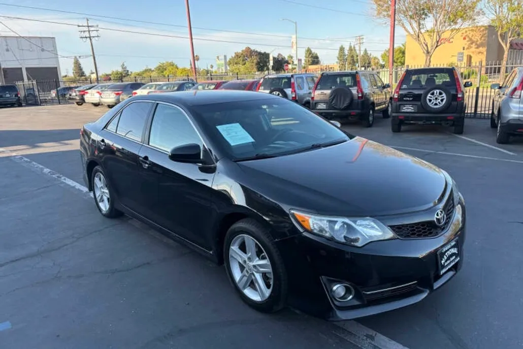2014 Toyota Camry SE photo 1