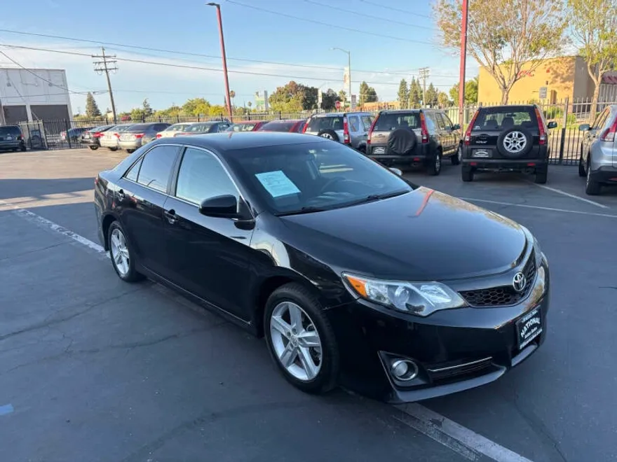 2014 Toyota Camry SE photo 1