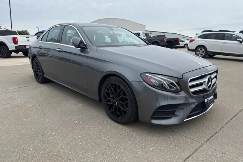 2017 Mercedes Benz E 300 4MATIC photo 1