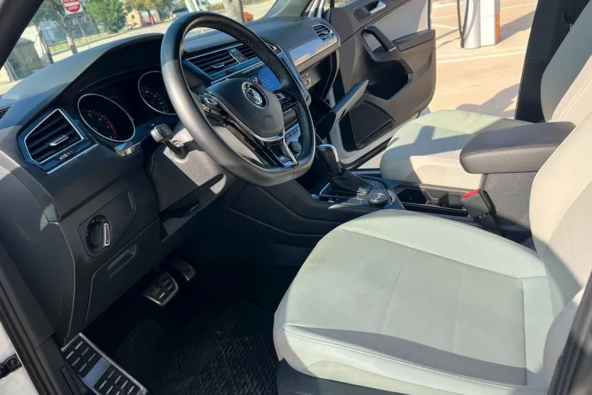 2020 Volkswagen Tiguan SE R-Line Black photo 1